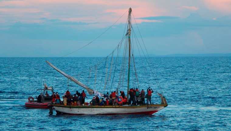 DOBLE LLAVE - EE.UU. rescató a 400 haitianos que viajaban en embarcaciones sobrecargadas