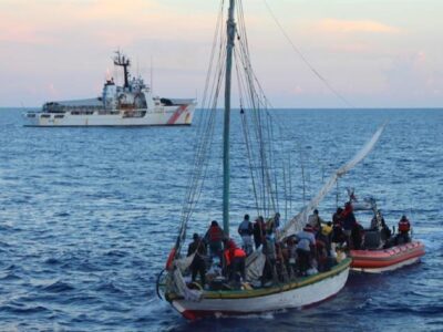 DOBLE LLAVE - EE.UU. rescató a 400 haitianos que viajaban en embarcaciones sobrecargadas
