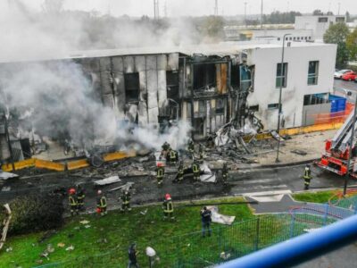 DOBLE LLAVE - Al menos ocho personas perdieron la vida tras estrellarse un avión en Milán