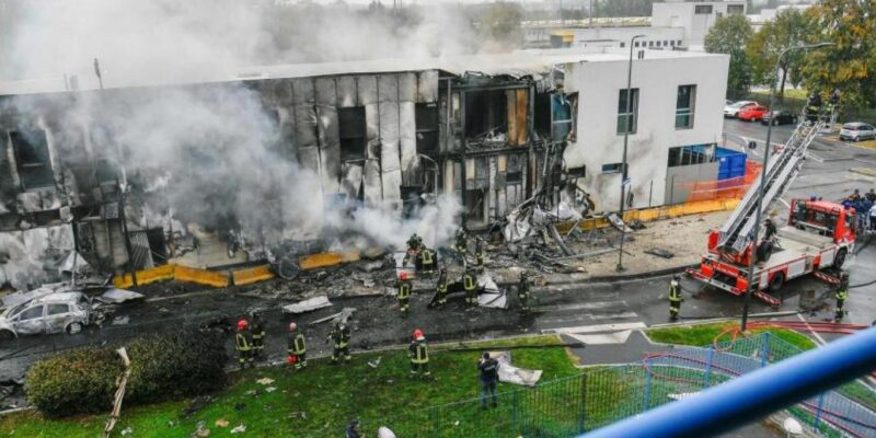 DOBLE LLAVE - Al menos ocho personas perdieron la vida tras estrellarse un avión en Milán