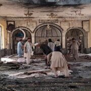 80 muertos y 100 heridos en atentado a una mezquita en Afganistán