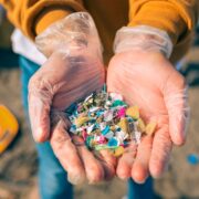 DOBLE LLAVE - Existen 24 billones de piezas de microplásticos acumuladas en los océanos