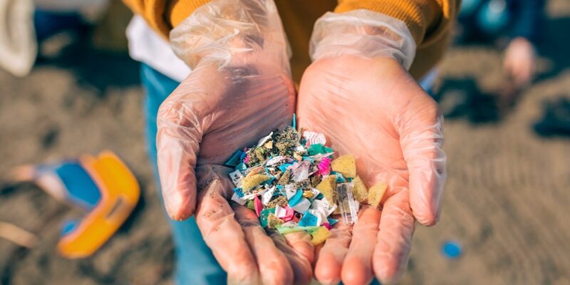 DOBLE LLAVE - Existen 24 billones de piezas de microplásticos acumuladas en los océanos