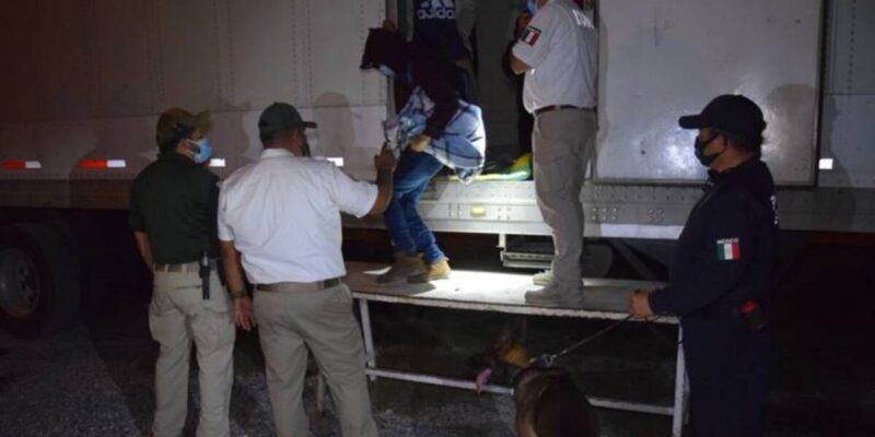 Autoridades mexicanas interceptaron a 652 migrantes transportados en tres camiones