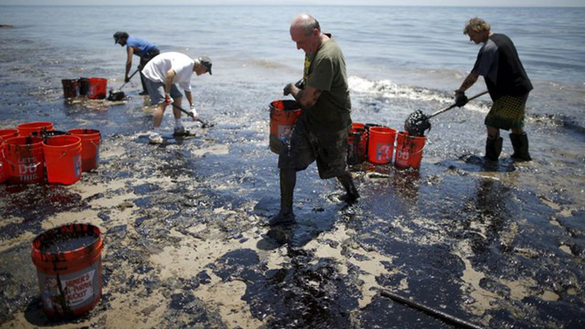 California intenta contener el vertido de petróleo