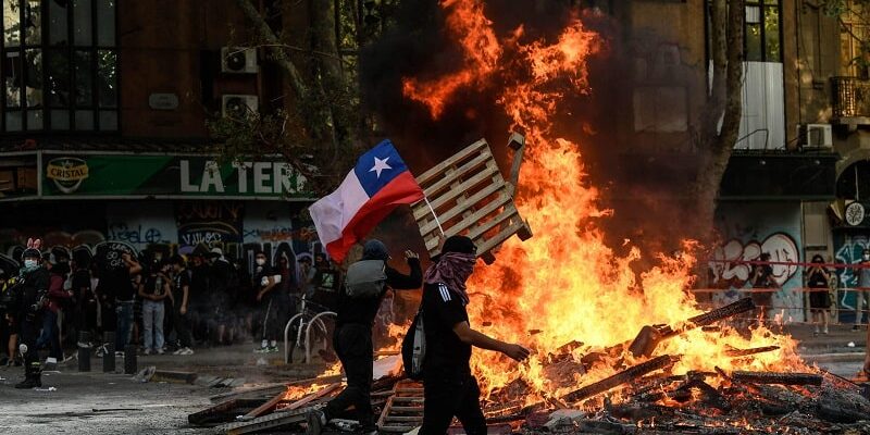 Dos muertos, una docena de heridos y 450 detenidos durante protestas en Chile