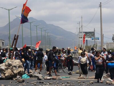 DOBLE LLAVE - Ecuador vivió su segundo día de protestas con bloqueos de vías