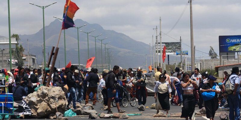 DOBLE LLAVE - Ecuador vivió su segundo día de protestas con bloqueos de vías