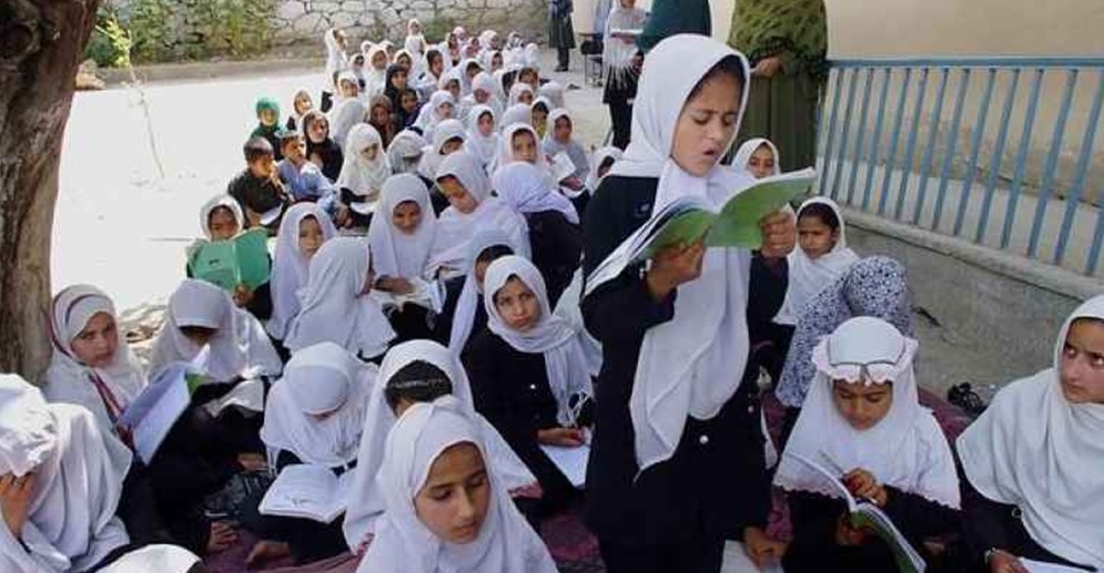 Talibanes permitirán “pronto” a todas las niñas regresar a las escuelas