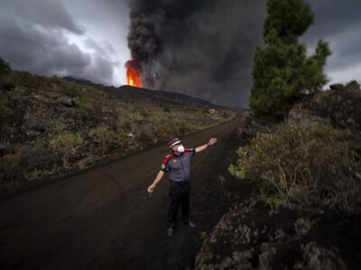 Volcán La Palma: Se derrumba cono y lava amenaza otras poblaciones