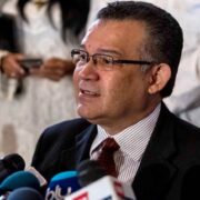 Rector Márquez cuestionó el “voto entubado” para el 21N