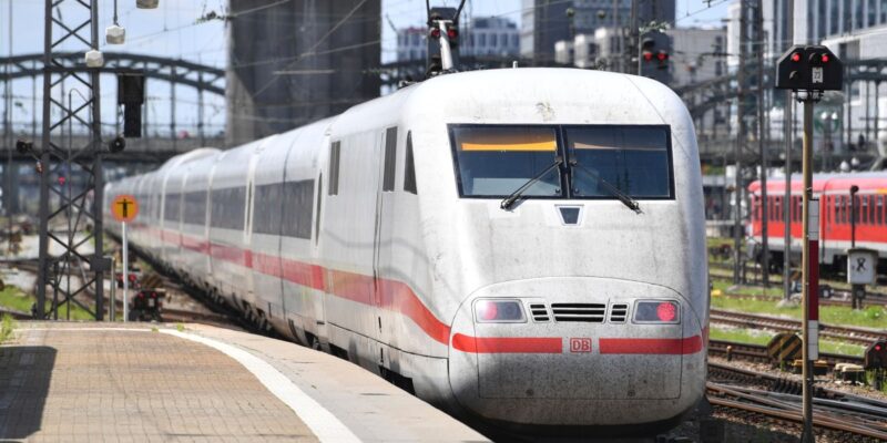 DOBLE LLAVE - Tres heridos y un detenido en ataque con cuchillo en un tren de Alemania