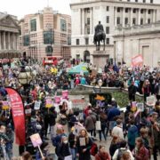 DOBLE LLAVE - Manifestantes marcharon exigiendo justicia climática y racial en Glasgow