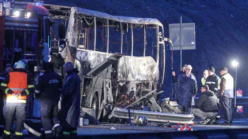 Al menos 12 niños y 34 adultos murieron calcinados al incendiarse autobús en Bulgaria