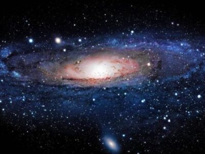 Científicos detectan agua y monóxido de carbono en la galaxia más masiva del universo