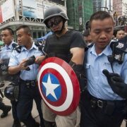 DOBLE LLAVE - Condenan a prisión a un repartidor por cantar un eslogan independentista en Hong Kong