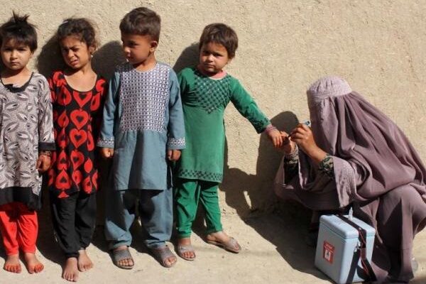 DOBLE LLAVE - Talibanes prohíben vacunación casa por casa contra la polio en algunas provincias de Afganistán