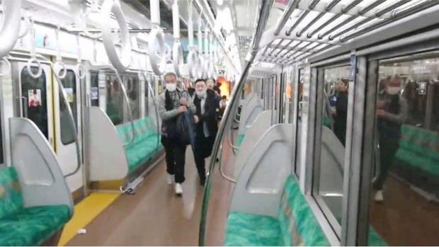 Un hombre disfrazado del “Joker” hirió a 17 personas en tren de Tokio