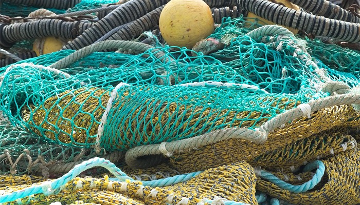 Reciclar redes de pesca para hacer patinetas y alfombras