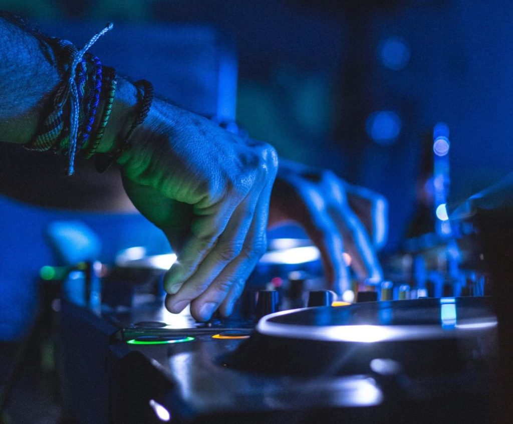 El perreo es un fenómeno cultural: De la pista de baile a la identidad latina en Estados Unidos 1 romina veliz DGKJzOmjyS4 unsplash