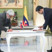 Firma del acuerdo en Miraflores - Prensa presidencial