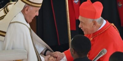 Papa Francisco estrecha la mano y bendice a Diego Padrón