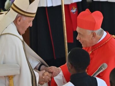 Papa Francisco estrecha la mano y bendice a Diego Padrón
