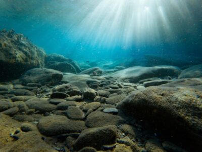 piedras bajo el agua