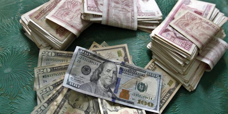 Dólares y pesos cubanos