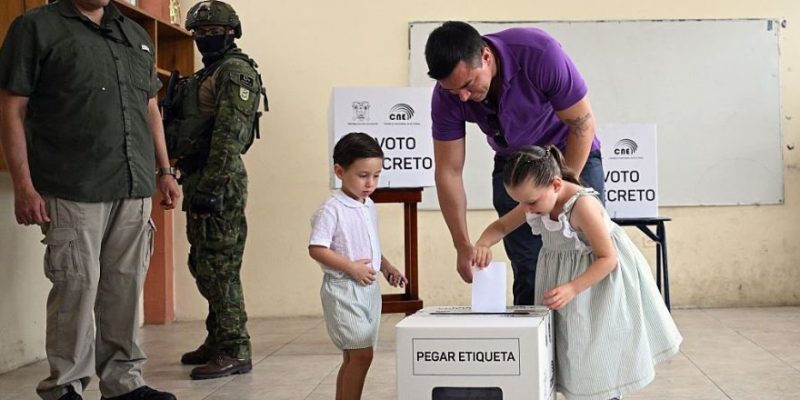 Imagen referencial - Red social X - Noboa votando - @AlertaMundoNews