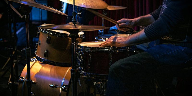 La batería y su ejecutante aportan y definen con su sonido o ritmo la energía de una canción