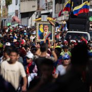 Jóvenes del PSUV marchan con un cuadro de Maduro