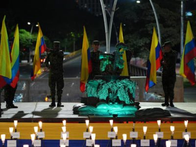 Homenaje víctimas de avión militar en Colombia