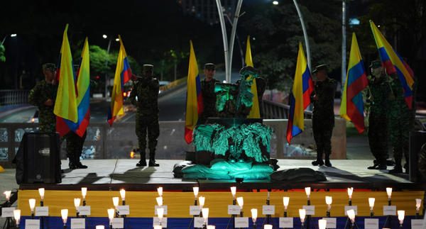 Homenaje víctimas de avión militar en Colombia