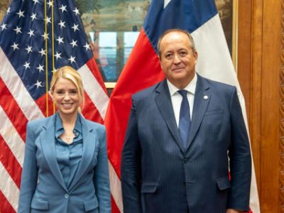 Pam Bondi y Ángel Valencia