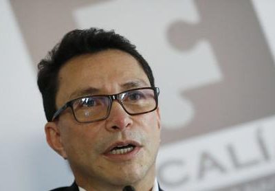 Exgobernador colombiano abandona carrera presidencial y se une a candidato de izquierda