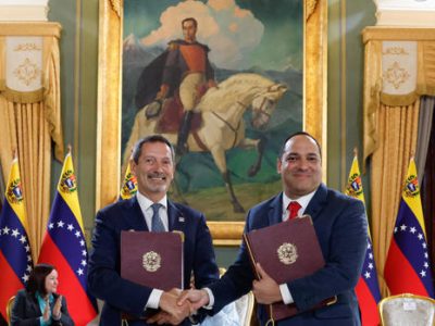 Venezuela y la tecnológica SLB firman un acuerdo preliminar de explotación de crudo y gas