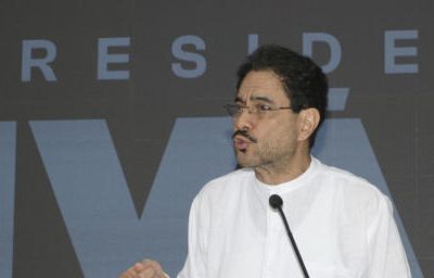 Cepeda acusa a De la Espriella de participar en robo de recursos del sistema de salud