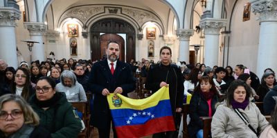 Cientos de venezolanos en Buenos Aires se reúnen en misa por víctimas de terremotos
