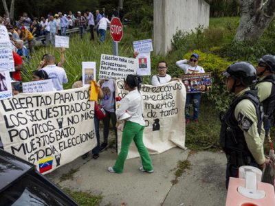 "¡Elecciones ya!", reclaman sindicatos en Venezuela ante Embajada de EE.UU. en Caracas