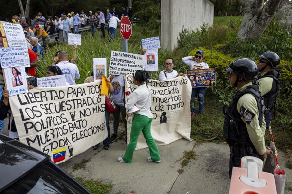 "¡Elecciones ya!", reclaman sindicatos en Venezuela ante Embajada de EE.UU. en Caracas