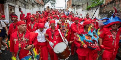 'Diablos danzantes' celebran Corpus Christi dejando ver efecto de la migración venezolana