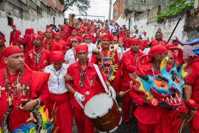 'Diablos danzantes' celebran Corpus Christi dejando ver efecto de la migración venezolana