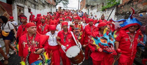 'Diablos danzantes' celebran Corpus Christi dejando ver efecto de la migración venezolana