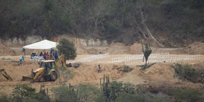 Centenares de víctimas sin identificar de terremotos son enterradas en La Guaira