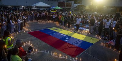 Cientos de venezolanos homenajean en vigilias a las víctimas de los terremotos