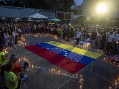 Cientos de venezolanos homenajean en vigilias a las víctimas de los terremotos