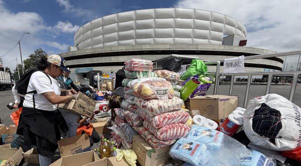 Donaciones y voluntarios se concentran en Bogotá para seguir enviando ayudas a Venezuela