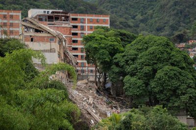 Colapsa parcialmente un colegio en Caracas nueve días después de los potentes terremotos
