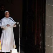 El papa pide no olvidar a quienes "sufren y mueren" por las guerras